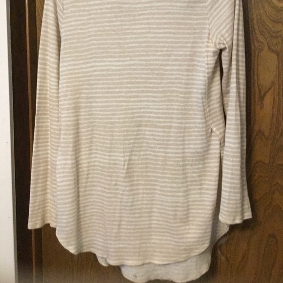 👚(bundle 4 items w/👚for $16) Cream and white striped top - Picture 7 of 8